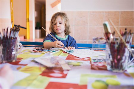 peinture (matériel) - Portrait of Girl Painting in Classroom Photographie de stock - Premium Libres de Droits, Code: 600-07311306