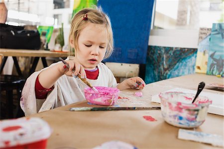 farbe (färbende substanz) - Portrait of Girl Painting in Classroom Stockbilder - Premium RF Lizenzfrei, Bildnummer: 600-07311308