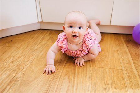 simsearch:600-06208600,k - Portrait of Baby Girl lying on floor and Smiling at the Camera Stockbilder - Premium RF Lizenzfrei, Bildnummer: 600-07311311