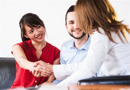 Backview of businesswoman in discussion with young couple and shaking hands, Germany Stockbilder - Premium RF Lizenzfrei, Bildnummer: 600-07311408