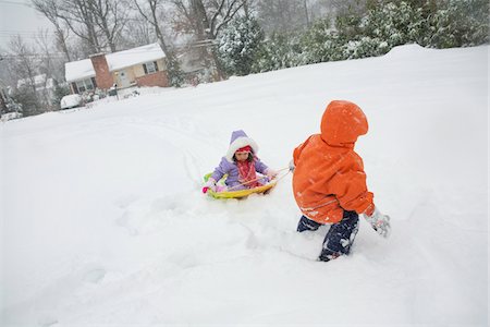 simsearch:640-03258191,k - Boy Pulling his little Sister on Sled through Snow, Maryland, USA Foto de stock - Sin royalties Premium, Código: 600-07311580