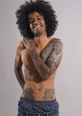sticking out - Portrait of Young Man with Tattoos, Studio Shot Foto de stock - Sin royalties Premium, Código: 600-07351330
