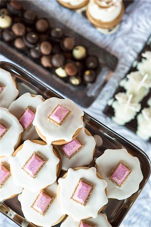 delicacy - Overhead View of Pastries and Chocolates for Dessert Foto de stock - Sin royalties Premium, Código: 600-07434994