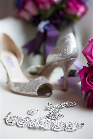 simsearch:700-05803339,k - Engagement Ring, Bracelet, Necklace and Shoes for Wedding Photographie de stock - Premium Libres de Droits, Code: 600-07435002