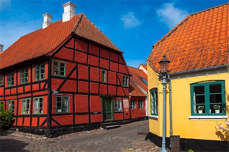 Typical painted houses and Cobblestone Street, Aeroskobing Village, Aero Island, Jutland Peninsula, Region Syddanmark, Denmark, Europe Fotografie stock - Premium Royalty-Free, Codice: 600-07451017