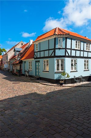 Typical painted houses and Cobblestone Street, Aeroskobing Village, Aero Island, Jutland Peninsula, Region Syddanmark, Denmark, Europe Photographie de stock - Premium Libres de Droits, Code: 600-07451018