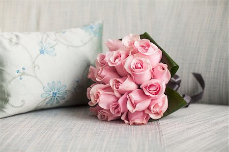 Bouquet on Sofa next to Cushion, Toronto, Ontario, Canada Foto de stock - Sin royalties Premium, Código: 600-07451034