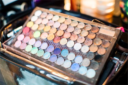 furta-cor - Professional make-up artist's palette of eye shadow, Canada Foto de stock - Royalty Free Premium, Número: 600-07453795