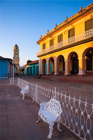 simsearch:600-07487309,k - White metal chairs and fence in front of Museo Romantico with San Francisco Convent in background, Trinidad, Cuba, West Indies, Caribbean Photographie de stock - Premium Libres de Droits, Code: 600-07487319