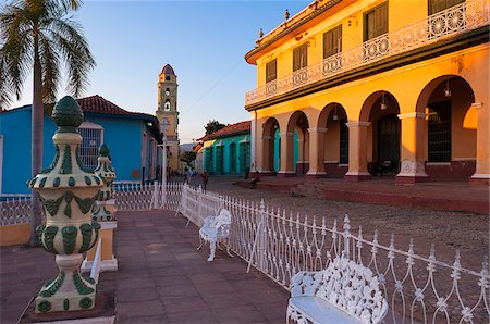 White metal chairs and fence in front of Museo Romantico and Tower of the San Francisco Convent in background, Trinidad, Cuba, West Indies, Caribbean Foto de stock - Sin royalties Premium, Código: 600-07487320