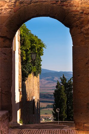 pienza - Scenic through Arch, Pienza, Val d'Orcia, Siena, Tuscany, Italy Stock Photo - Premium Royalty-Free, Code: 600-07487504
