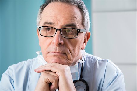 Close-up of Doctor leaning on hands Stockbilder - Premium RF Lizenzfrei, Bildnummer: 600-07487606