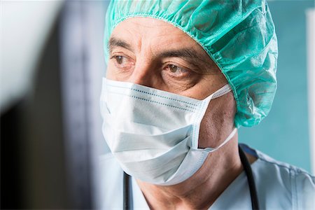 Close-up of Surgeon at Computer Photographie de stock - Premium Libres de Droits, Code: 600-07487611