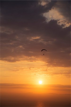 simsearch:600-07529043,k - Silhouette of Parasailing at Sunset, Parque Raimondi along Malecon Cisneros, Miraflores, Lima, Peru Photographie de stock - Premium Libres de Droits, Code: 600-07529043