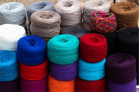 fil (textile) - Yarns at Roadside Weaving Vendor, Altiplano Region, Peru Photographie de stock - Premium Libres de Droits, Code: 600-07529086