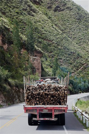 simsearch:600-07529050,k - Back View of Logging Truck on Road in Rural Peru Stockbilder - Premium RF Lizenzfrei, Bildnummer: 600-07529082