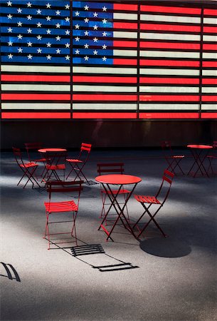 silla plegable - Electronic American Flag with empty tables and chairs, Times Square, New York City, New York, USA Foto de stock - Sin royalties Premium, Código: 600-07529135