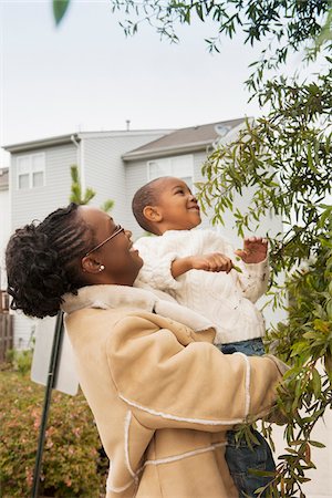 Mother and Son making observations of an Oak Tree, Maryland, USA Photographie de stock - Premium Libres de Droits, Code: 600-07529158