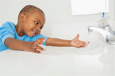 Toddler Washing his Hands in Bathroom Sink Fotografie stock - Premium Royalty-Free, Codice: 600-07529179