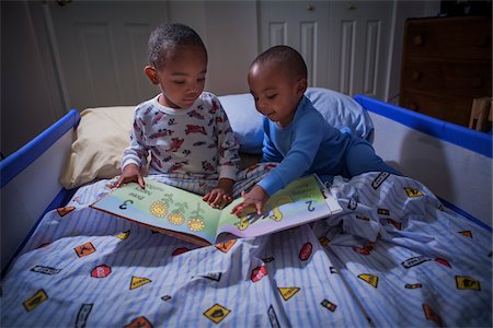 simsearch:600-07529188,k - Brothers Reading together at Bedtime Photographie de stock - Premium Libres de Droits, Code: 600-07529173