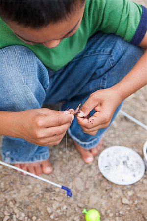 Crouching Boy preparing Worm for Fishing, Lake Fairfax, Reston, Virginia, USA Stockbilder - Premium RF Lizenzfrei, Bildnummer: 600-07529198