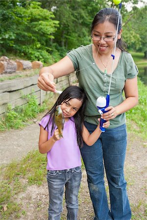 simsearch:600-07453947,k - Mother and Daughter Showing off Freshly Caught Fish, Lake Fairfax, Reston, Virginia, USA Photographie de stock - Premium Libres de Droits, Code: 600-07529199