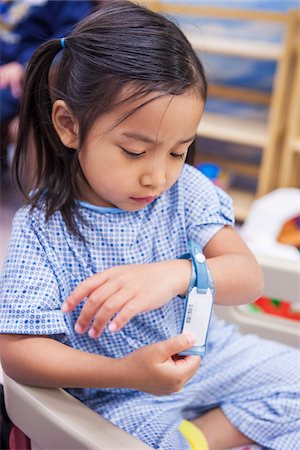 Pediatric Patient in Hospital Waiting for Surgery, Utah, USA Photographie de stock - Premium Libres de Droits, Code: 600-07529208