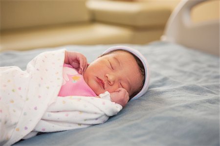 Newborn Baby Girl in Hospital Photographie de stock - Premium Libres de Droits, Code: 600-07529214