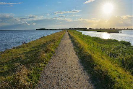 fondo (fotografía) - Dike Path, Sulsdorfer Wiek with Sun, Summer, Orth, Baltic Island of Fehmarn, Schleswig-Holstein, Germany Foto de stock - Sin royalties Premium, Código: 600-07564059