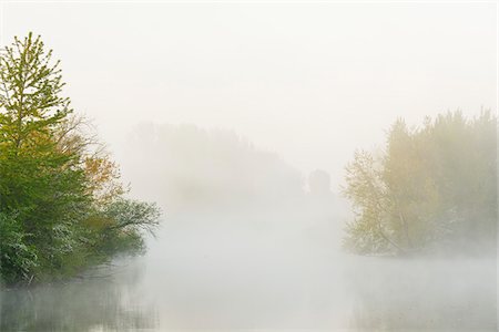 Lake in Early Morning Mist in Springtime, Hesse, Germany Photographie de stock - Premium Libres de Droits, Code: 600-07561362
