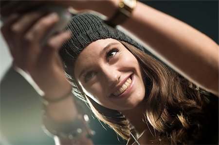 diagonal - Portrait of Teenage Girl taking Selfie with Cell Phone, Studio Shot Photographie de stock - Premium Libres de Droits, Code: 600-07562456