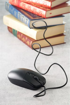 simsearch:700-03553414,k - Computer Mouse and Stack of Books, Studio Shot Photographie de stock - Premium Libres de Droits, Code: 600-07584866