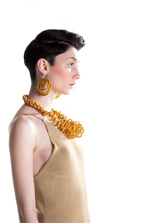 side (the side of) - Portrait of Young Woman wearing Modern Jewellery, Studio Shot Foto de stock - Sin royalties Premium, Código: 600-07596038