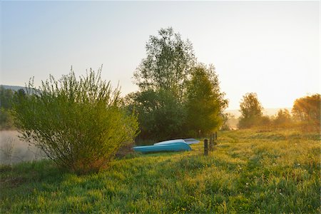 Meadow with Boats on beach at Sunrise, Spring, Mondfeld, Mainfranken, Franconia, Baden Wurttemberg, Germany Photographie de stock - Premium Libres de Droits, Code: 600-07599949