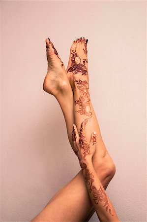 Woman's Legs and Arm Painted with Henna in Arabic Style, Studio Shot Foto de stock - Sin royalties Premium, Código: 600-07591300