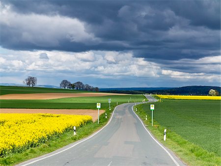 pflasterstrasse - Scenic view of highway with bus stop, Weser Hills, North Rhine-Westphalia, Germany Stockbilder - Premium RF Lizenzfrei, Bildnummer: 600-07608327