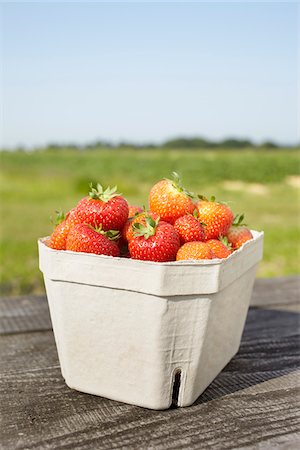 Close-up of freshly picked strawberries in box container on table outdoors, Germany Foto de stock - Sin royalties Premium, Código: 600-07600009