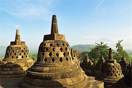 simsearch:700-07672011,k - Borobodur with Mount Merapi in the distance, Kedu Plain, Java, Indonesia Foto de stock - Sin royalties Premium, Código: 600-07656459