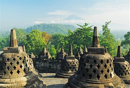 Borobodur with Mount Merapi in the distance, Kedu Plain, Java, Indonesia Photographie de stock - Premium Libres de Droits, Code: 600-07656460