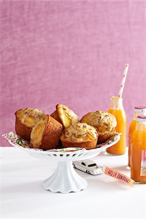 Peach Muffins on Cake Stand with Bottles of Juice with Pink Background, Studio Shot Stock Photo - Premium Royalty-Free, Code: 600-07650801