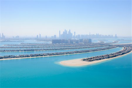simsearch:841-02924696,k - Aerial View of Palm Jumeirah with Skyscrapers in background, Dubai, United Arab Emirates Photographie de stock - Premium Libres de Droits, Code: 600-07653877
