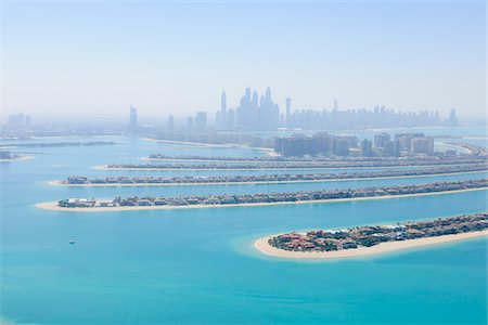 Aerial View of Palm Jumeirah with Skyscrapers in background, Dubai, United Arab Emirates Foto de stock - Sin royalties Premium, Código: 600-07653878