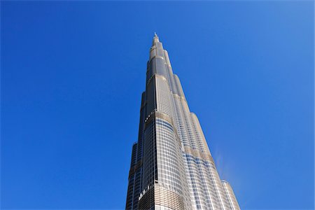 Looking up at Burj Khalifa with Blue Sky, Dubai, United Arab Emirates Foto de stock - Sin royalties Premium, Código: 600-07653871