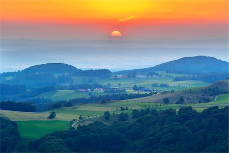 european destinations - Low Mountain Landscape at Sunset with view from Abtsrodaer Kuppe, Wasserkuppe, Poppenhausen, Rhon Mountain Range, Hesse, Germany Foto de stock - Sin royalties Premium, Código: 600-07674833