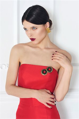 fashion model accessory - Portrait of Young Woman in Red Dress Foto de stock - Sin royalties Premium, Código: 600-07672172