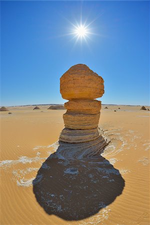 Sun over Rock Formation in White Desert, Libyan Desert, Sahara Desert, New Valley Governorate, Egypt Foto de stock - Sin royalties Premium, Código: 600-07689523