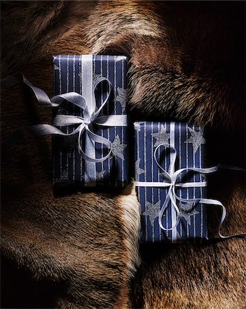 simsearch:614-06044149,k - Overhead View of Two Wrapped Gifts on Brown Fur Foto de stock - Royalty Free Premium, Número: 600-07708376