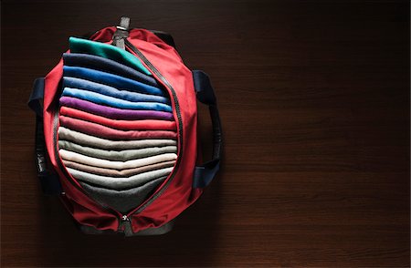 doblado - Overhead View of Bag Full of Sweaters Foto de stock - Sin royalties Premium, Código: 600-07708379