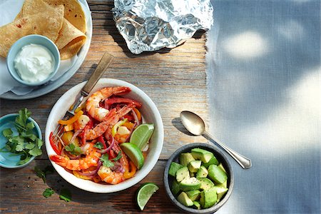 dîners - Overhead View of Corn Tortillas, Shrimp, Avocado and Sour Cream Photographie de stock - Premium Libres de Droits, Code: 600-07784042