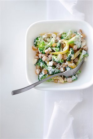 simsearch:600-03686063,k - Overhead View of Salad made with Broccoli, Chickpeas, Golden Raisins and Yellow Peppers with Creamy Dressing, Studio Shot Photographie de stock - Premium Libres de Droits, Code: 600-07784417